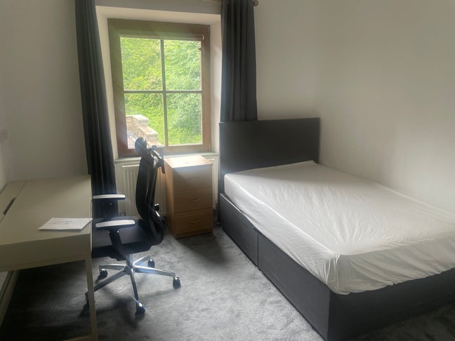 En suite room to let Main Photo