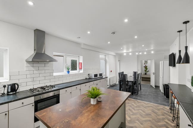 9 Bed House Share for Students & Professionals  Main Photo