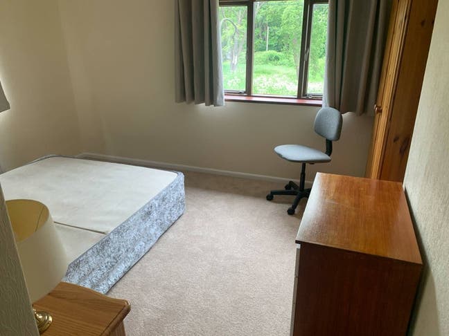 Spacious double bedroom in a quiet shared house Main Photo