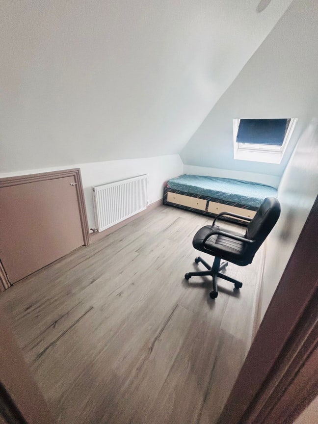 Single good size room in quite area  Main Photo