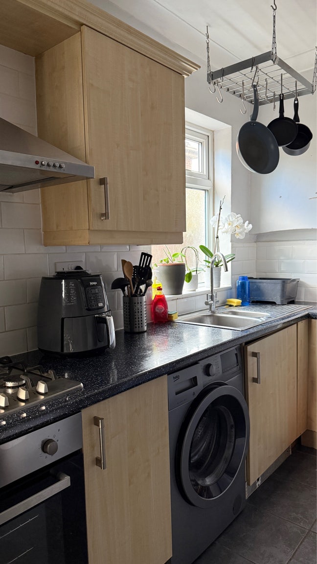 Bright Basement Double Room with Garden Access Main Photo