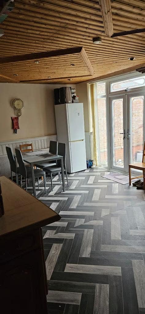 Double Room Available in 6-Bedroom House_LU4 Main Photo
