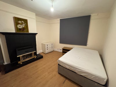 Double Room Available in GU9 Main Photo