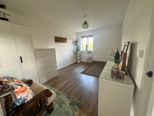 King Size Room Available Now in Falfield Main Photo