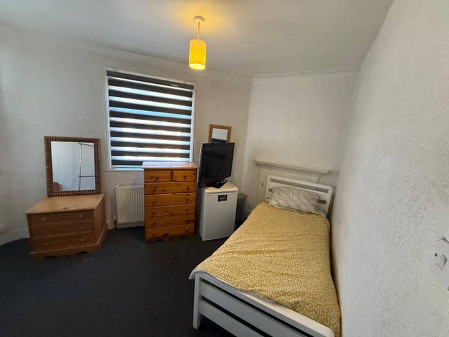 Single Room is available for rent - IG1 3AP Main Photo