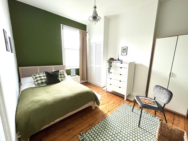 Large Bedroom in Sw2- Designed Flat Main Photo
