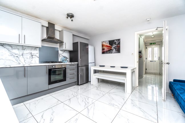 🏡 Modern 5-Bedroom House Ave 20th Sept Main Photo