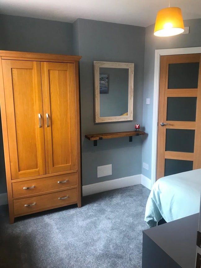 Lovely comfy double bedroom with en-suite  Main Photo