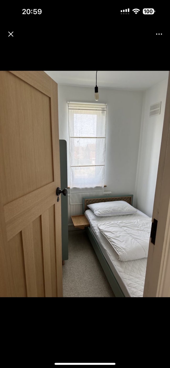 Single Room in a Quiet Home  Main Photo