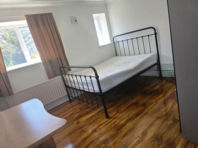 Double Room is available For Rent - RM3 7EP Main Photo