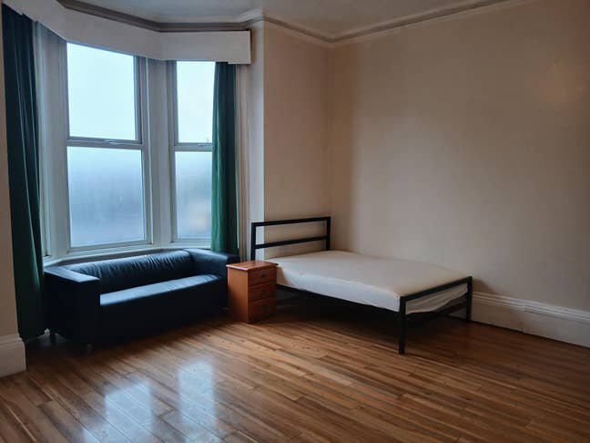 Double + Sofa + Fridge + Smart TV. Parking!! Main Photo
