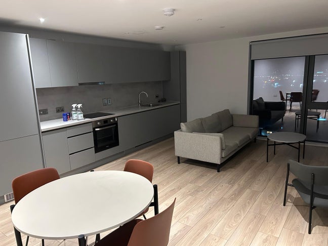 Modern Double Room w Private Bathroom -G5 Main Photo