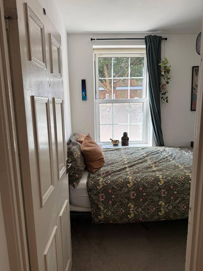 Room in a 2-bedroom flat just off Kingsland Road Main Photo