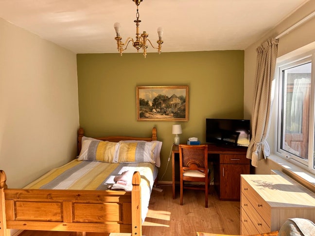 Garden double room with off street parking Main Photo