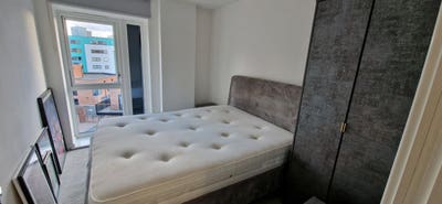 Modern Double Room - Central Birmingham Main Photo