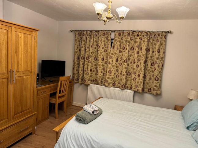 En suite room in Botley with car parking Main Photo