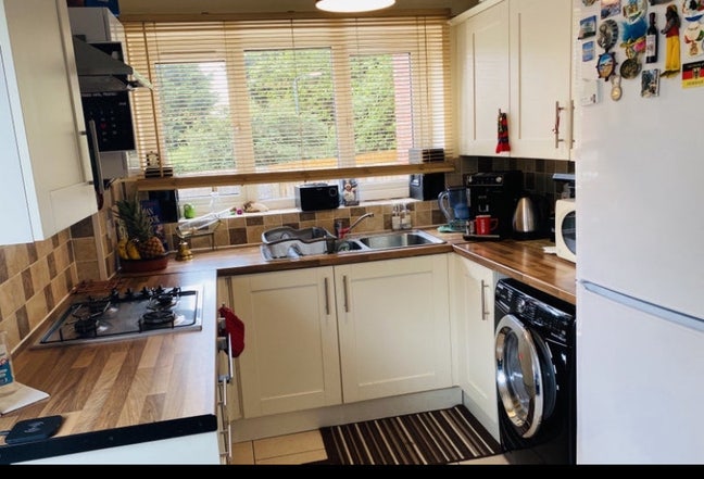 Single room to let in a lovely house Main Photo