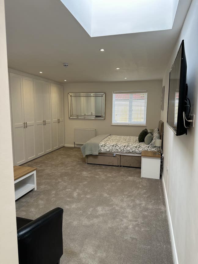 Extremely Large Double with En-Suite ,Kitchenette  Main Photo