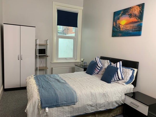 Large bright double 'off-suite' room in Southsea Main Photo