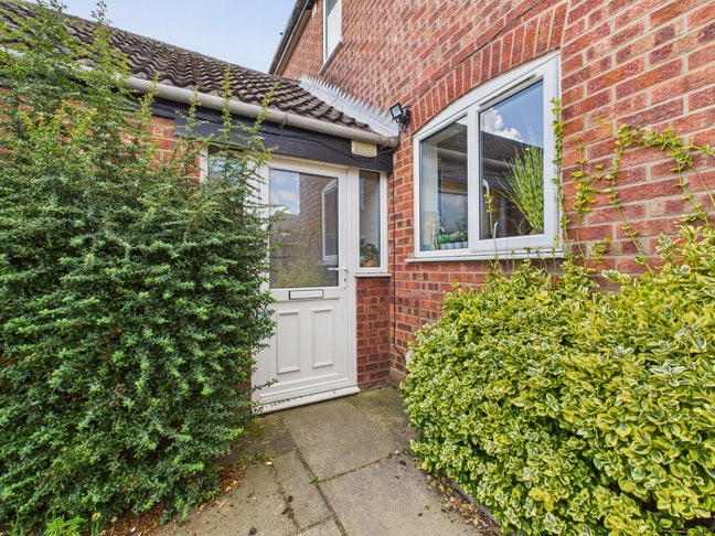 1 Room Available is a Freshly Decorated House Main Photo