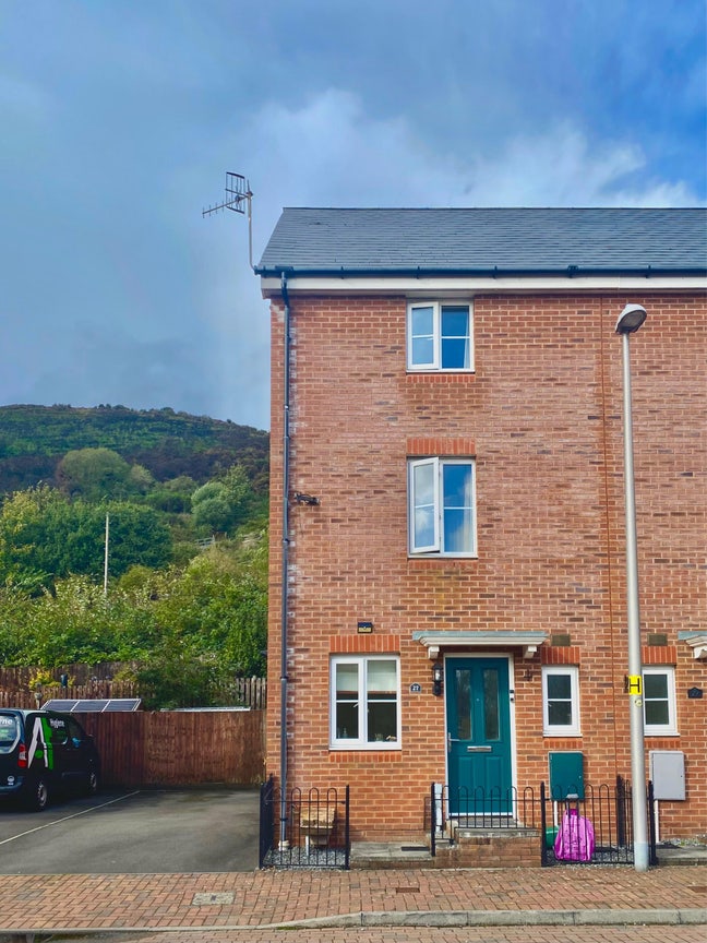 Top Floor Suite + Double Room | Bills included SA1 Main Photo