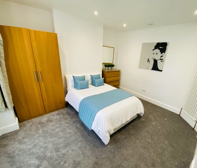 Large Room with off Road Parking Main Photo