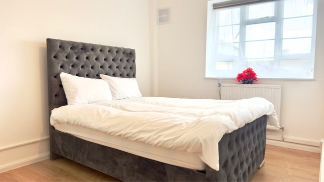 Furnished Large Double Room – Bills Included Main Photo