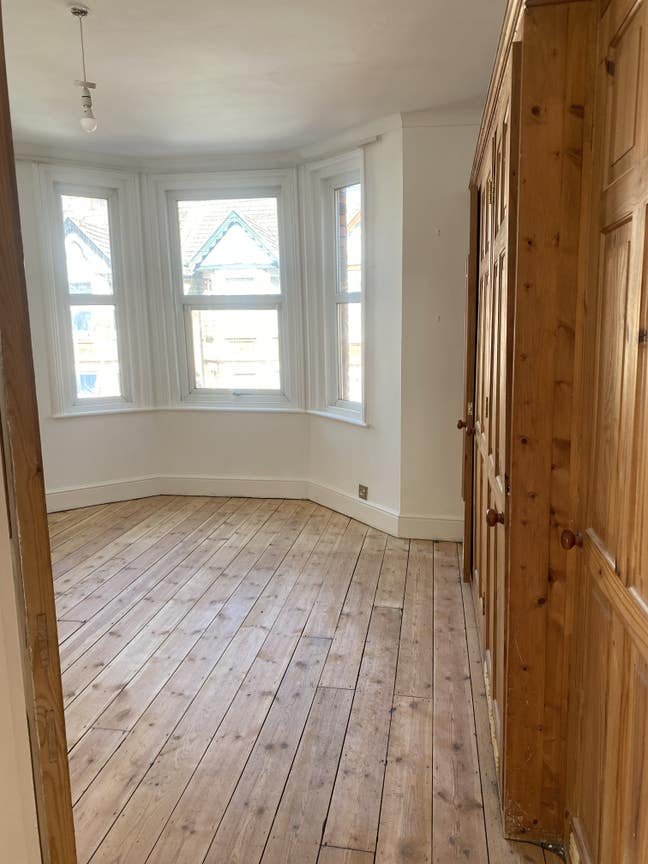 Large double bedroom in a quite house Main Photo