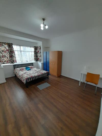 King Size Room to Let with Bills &pound;1050 Main Photo