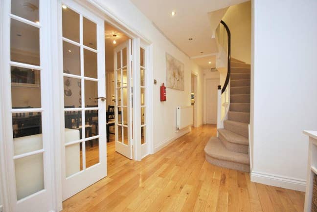 Bright and Spacious house minutes from Hyde Park Main Photo
