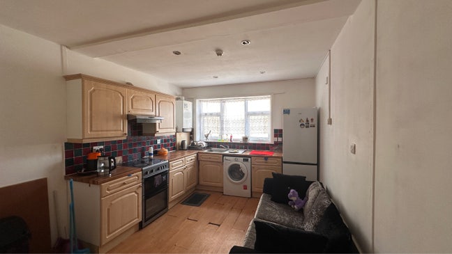 Fully furnished room available near Homerton hosp Main Photo