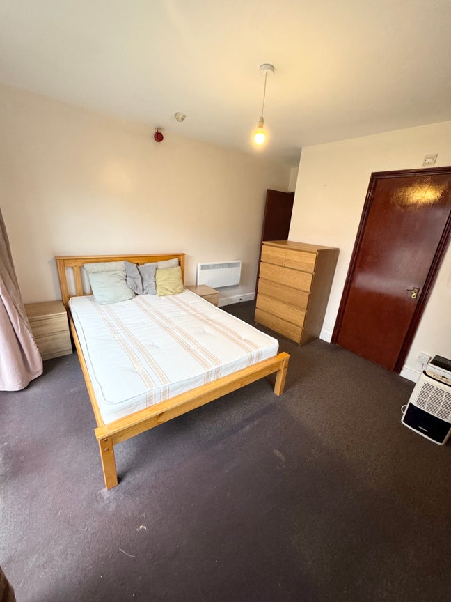 Spacious 1-Bedroom Flat with Private Garden Main Photo
