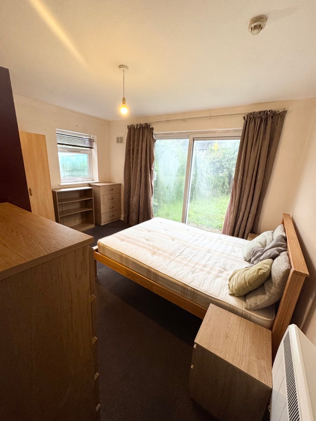 Spacious 1-Bedroom Flat with Private Garden Main Photo