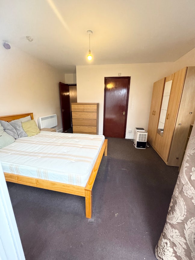 Spacious 1-Bedroom Flat with Private Garden Main Photo