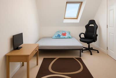 Comfortable room in quiet Bedford outskirts Main Photo