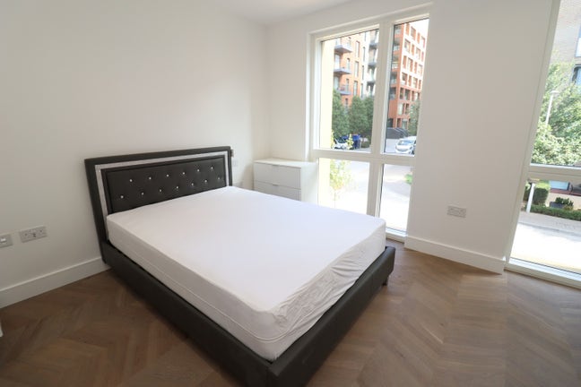 En-Suite & Balcony in Blackheath - Last 3 Rooms! Main Photo