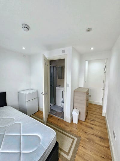 Furnished: Double Ensuite: All Bills Included  Main Photo