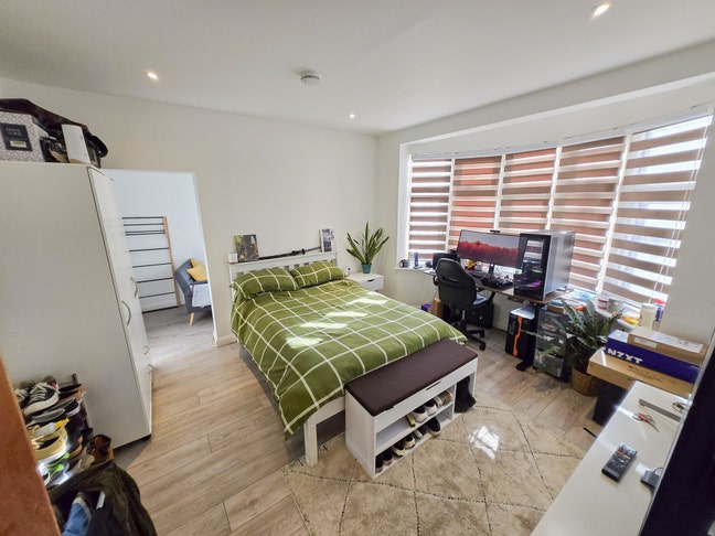 Large en-suite room for rent in Seven Sisters  Main Photo