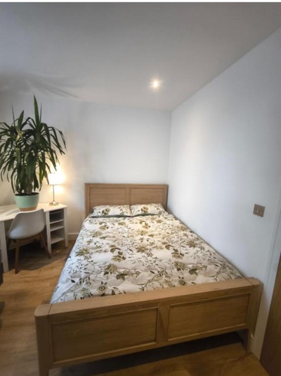 Spacious double room with a king size bed Main Photo