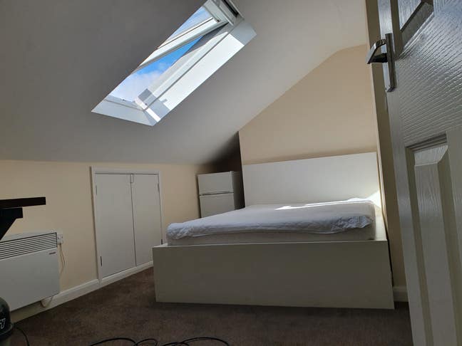 Double Room with en suite short walk to train stat Main Photo