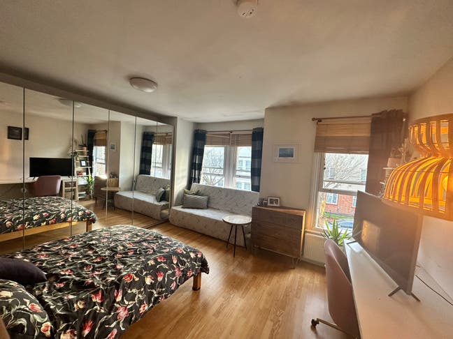 Large double room in Tooting Broadway girls house Main Photo