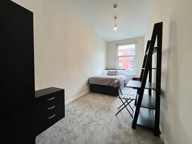 Double rooms to rent bills inc. - L15 Main Photo