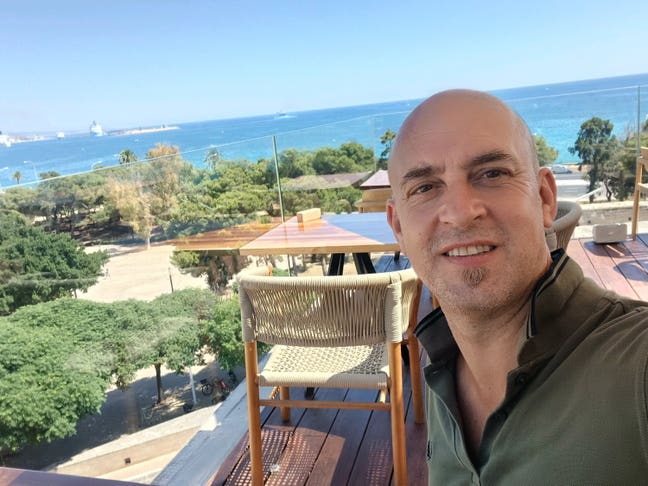 Professional Male seeks a double room Main Photo