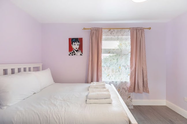 Female only ,all en-suite room, 5 mins to canary  Main Photo