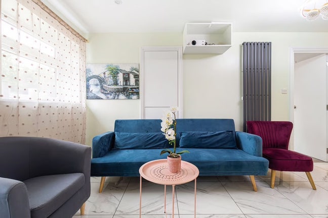 Female only ,all en-suite room, 5 mins to canary  Main Photo