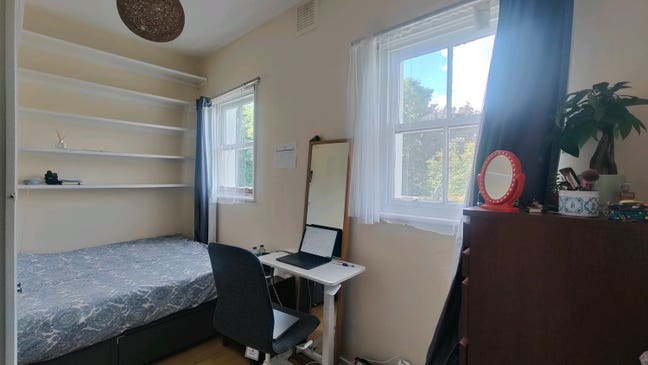 Double bedroom in spacious 2-bed flat Main Photo