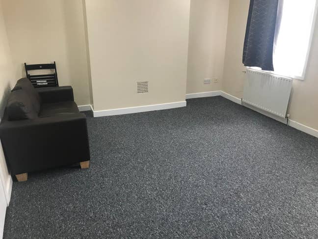 Studio flat Centrally Located Main Photo