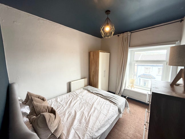 🏡 Spacious Double Bedroom in Great Location Main Photo