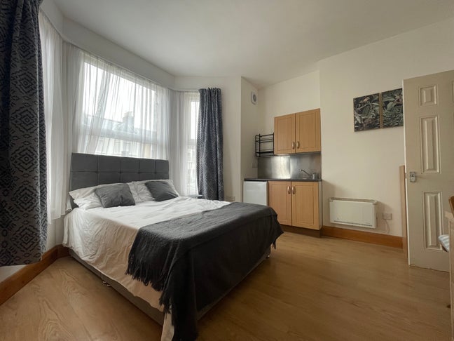 En-suite bedsit shared with two Ladies - N22 Main Photo