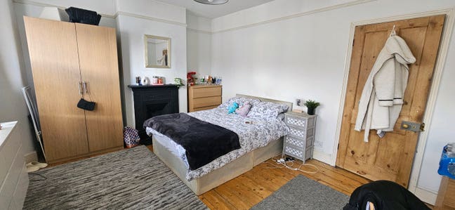 Bills inc Large Master Double bedroom; 2 baths Fem Main Photo